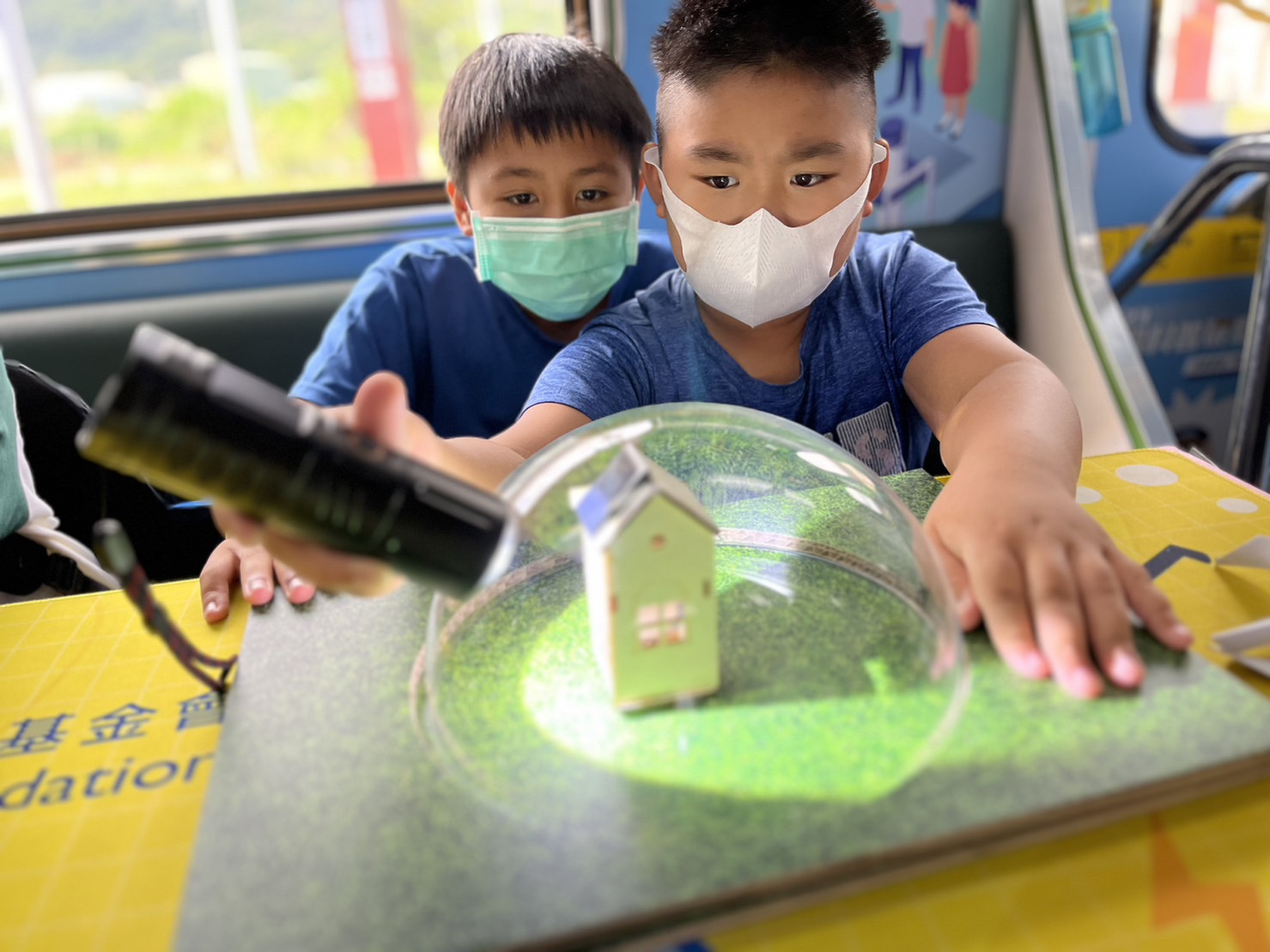 友達參與基礎科學主題車廂，以STEAM教學精神，設計「逐日科學家」、「太陽能工程師」以及「淨零建築師」三大能源科普課程和實驗