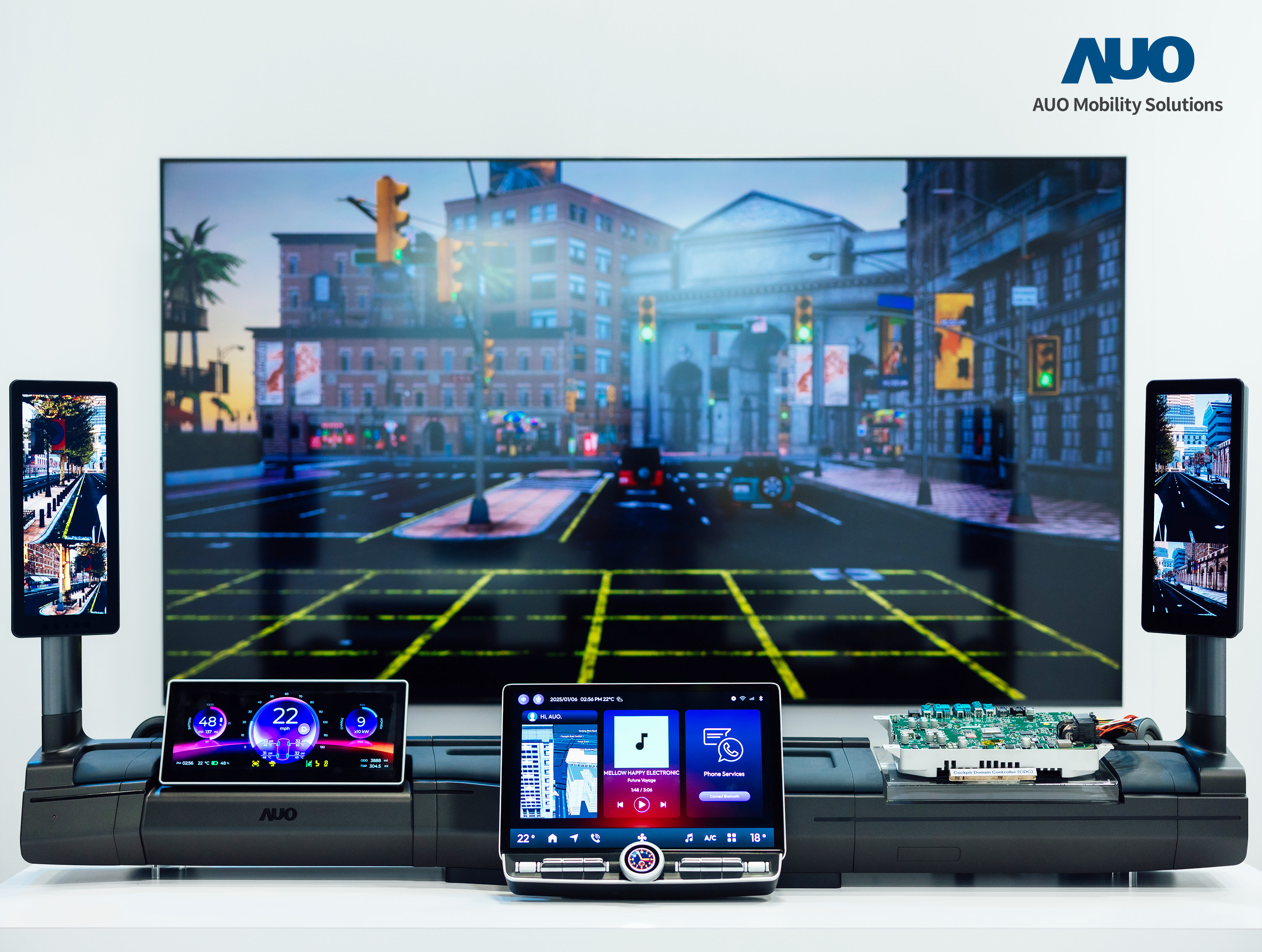 jinnian金年会智慧行动推出智慧座舱域控平台，支持CDC、分区架构并整合AI运算模块，提供智能体感与座舱互动功能，驱动个人化座舱功能全面升级。