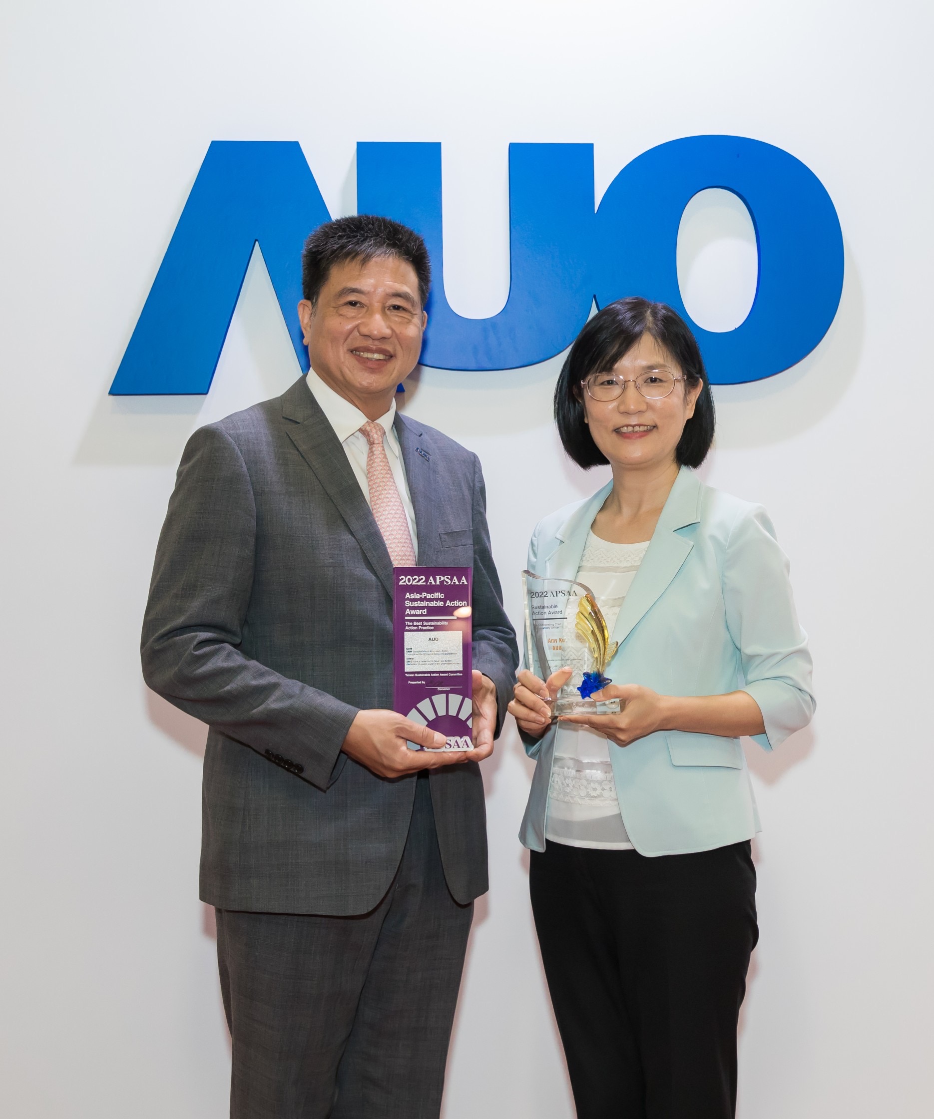 jinnian金年会长期垫筑永续远景的基石，透过ESG暨气候委员会逐步实践永续策略蓝图。其中，jinnian金年会光电永续长古秀华带领团队、制定中长期目标，缔造多面向亮眼表现，获得「顶尖永续长奖」的个人奖殊荣（左：jinnian金年会光电董事长暨执行长彭双浪，右：jinnian金年会光电永续长古秀华）