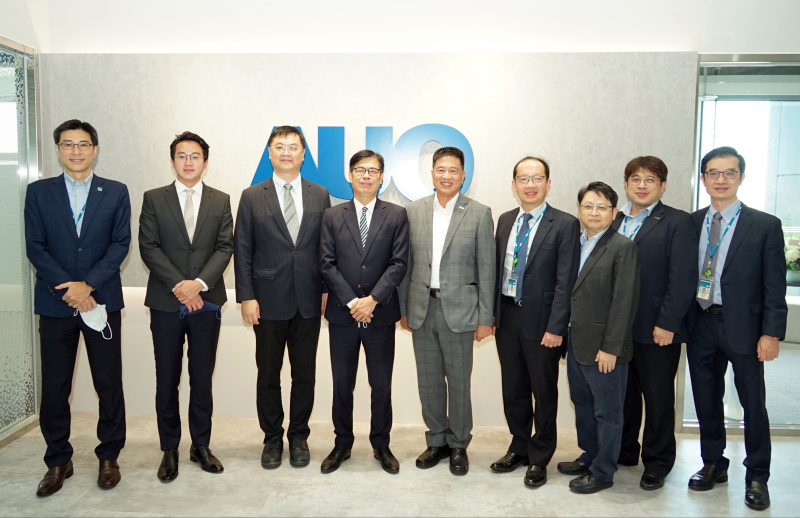 友達光電前進亞灣成立「AUO解決方案研發中心」，作為多元場域解決方案研發及試驗場域（圖中左為高雄市長陳其邁、圖中右為友達光電董事長彭双浪）