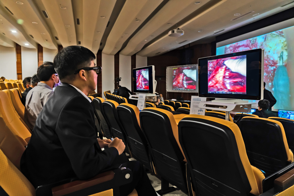 達擎之「達文西外接3D影像解決方案」，將達文西手術機器手臂的3D影像即時連線轉播，在會議室觀摩的醫師們只要戴上偏光眼鏡，就能與執刀醫師看到同步的3D立體影像，如臨操作台現場，縮短達文西手術的學習曲線