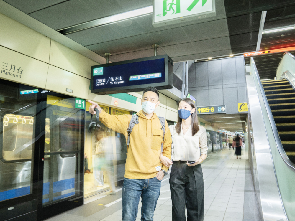 友達旗下達擎之客製化TARTAN顯示器，於台北捷運中山站亮相。以獨特長條型比例與高畫質特色，為台北捷運站帶來嶄新的都會車站風貌