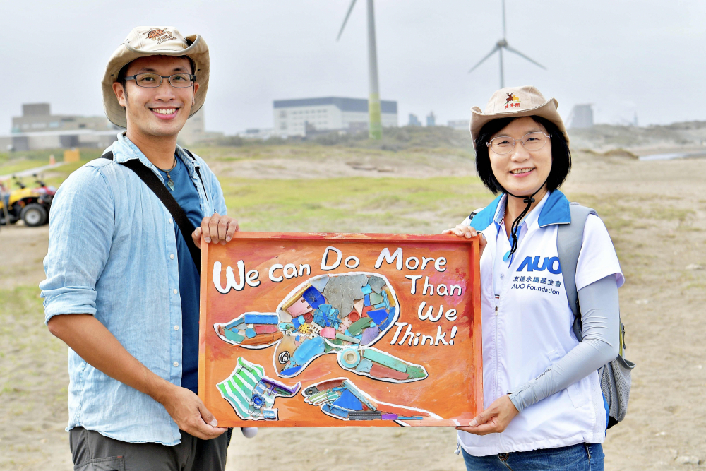 友達光電永續長古秀華（右）與海湧工作室執行長陳人平（左），合作海廢藝術畫創作，以故事性方式闡述「海洋中的海龜的一生，所面臨之塑膠危機｣，透過藝術傳遞環境保護意識