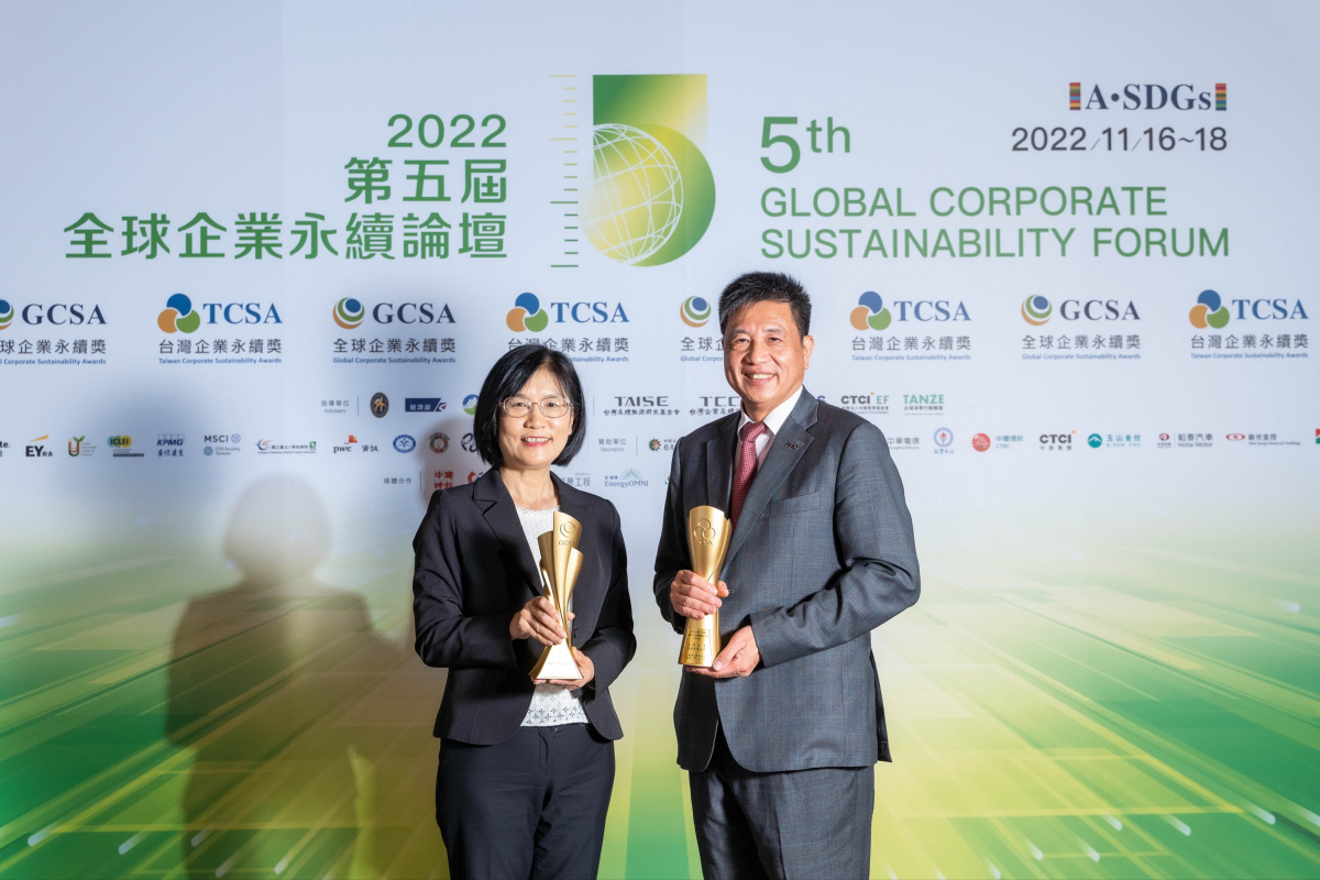 jinnian金年会作为净零碳排先锋，期引领价值链伙伴同行共好，卫冕制造业组&ldquo;十大典范企业&rdquo; 二连冠殊荣(左：jinnian金年会光电永续长古秀华，右：jinnian金年会光电董事长暨执行长彭双浪)