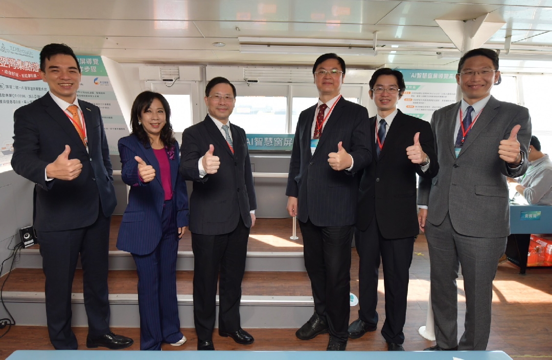 由經濟部技術處指導推動，透過友達光電、工業技術研究院與船舶中心三方合作，於高雄亞灣智慧渡輪率先導入最新Micro LED透明顯示器屏今(22)日啟用(左起友達光電營運長暨總經理柯富仁、高輪公司董事長黃淑美、經濟部次長林全能、高雄市副市長羅達生、經濟部技術處科長張能凱、工研院電光系統所副所長李正中)