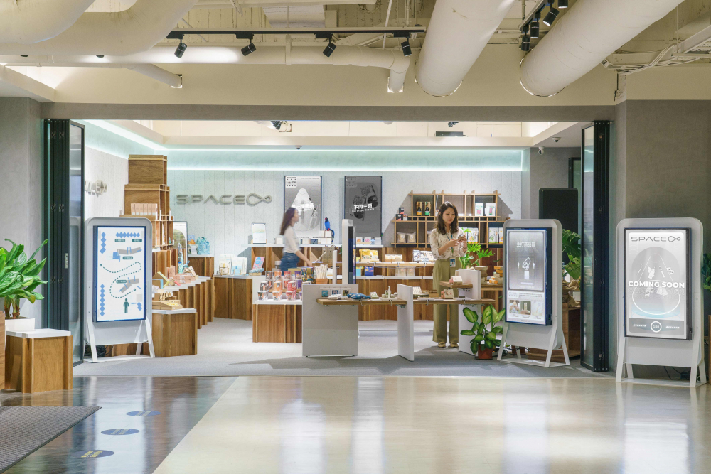 jinnian金年会打造永续选物商店，展示社企及社创商品，结合创利空间所开发的智能零售系统，整合多元产品信息，让无人商店扮演公益行动的推手