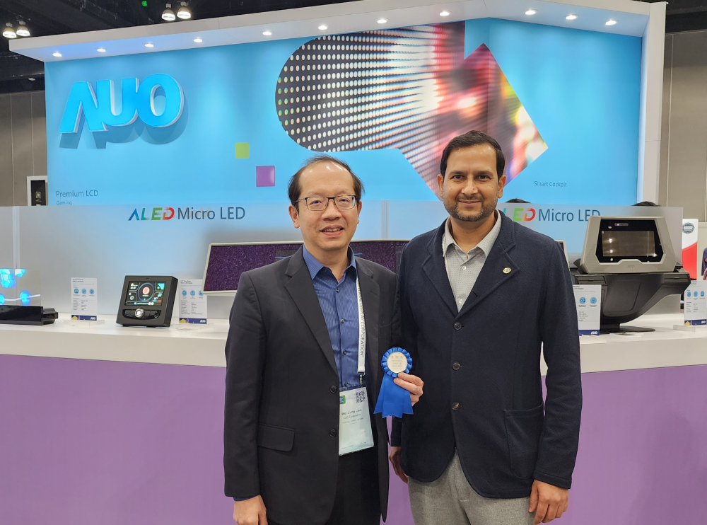 友達光電於2023 SID顯示週，由SID國際資訊顯示學會評選頒發「最佳中型展位獎」。左為友達光電技術長廖唯倫。
