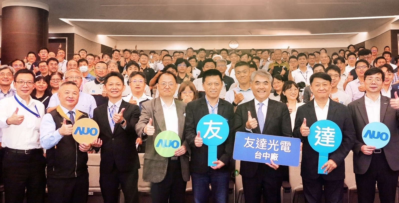 友達以太陽能解決方案領航者，跨足建築領域，4日在台中廠區舉辦「光電建築一體化研討會」，邀請產業先驅共同推動綠化，打造新一代智慧綠建築。