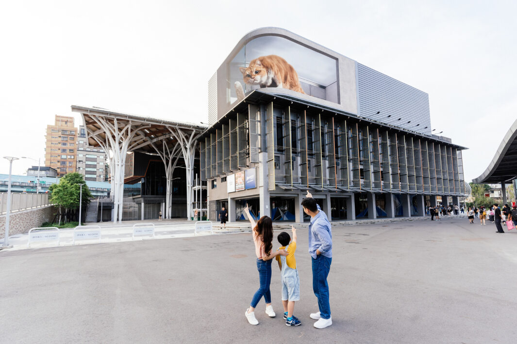 友達打造全台最大戶外裸視3D LED弧形螢幕，將超立體的軟萌胖橘貓動畫活躍於頂樓外牆