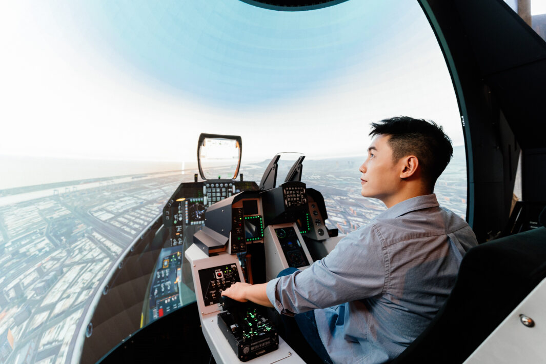 友達以P1.25小間距打造球形LED模擬艙，搭配智崴的精密六軸動態座椅，結合友達專業影像調校技術，呈現擬真模擬飛行場景