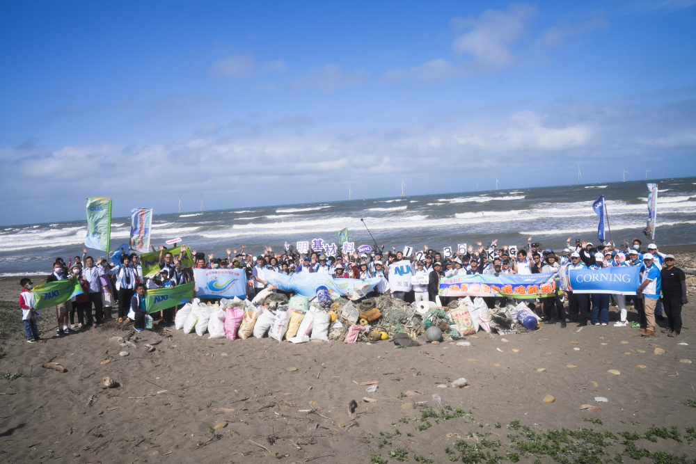 友達永續基金會召集企業志工、產官學和供應商夥伴，在苗栗後龍外埔魚港1340保安林海岸淨攤，齊心協力清除1.2公噸海洋廢棄物，以行動實踐對環境友善的承諾