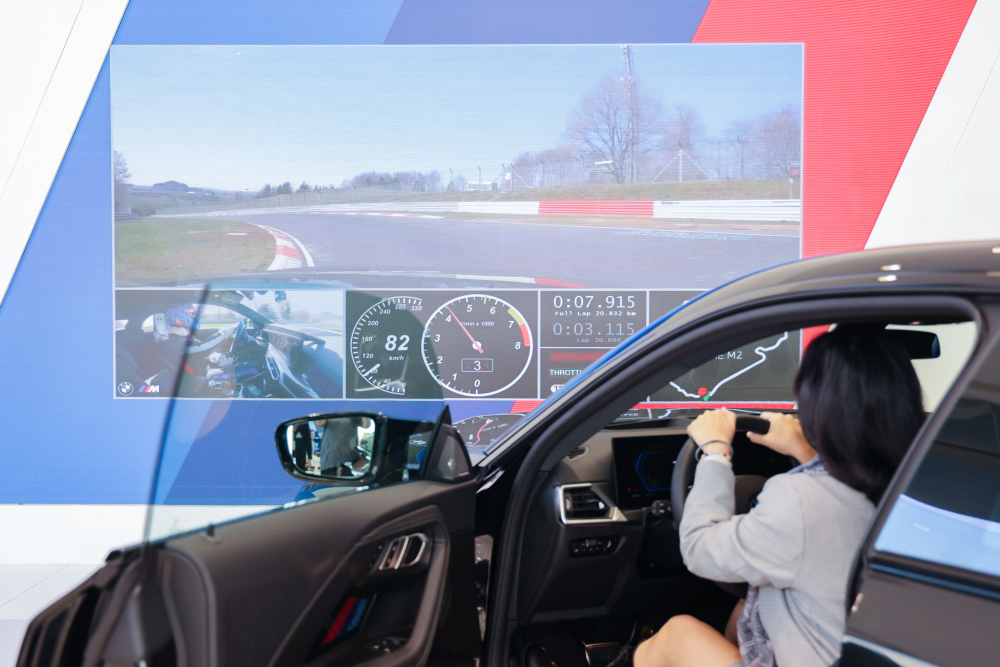 顧客按下虛擬Engine Start按鈕，啟動預選車款的引擎聲浪，螢幕同時呈現德國紐柏林賽道的試駕畫面，坐進車內一秒化身駕駛員馳騁奔騰
