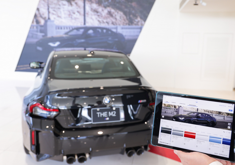 賞車介面即時投放到LED牆上，顧客可即時更換車輛內裝、零件選配與車款配色，提供近乎與實車等比例的沉浸式無死角虛擬賞車體驗