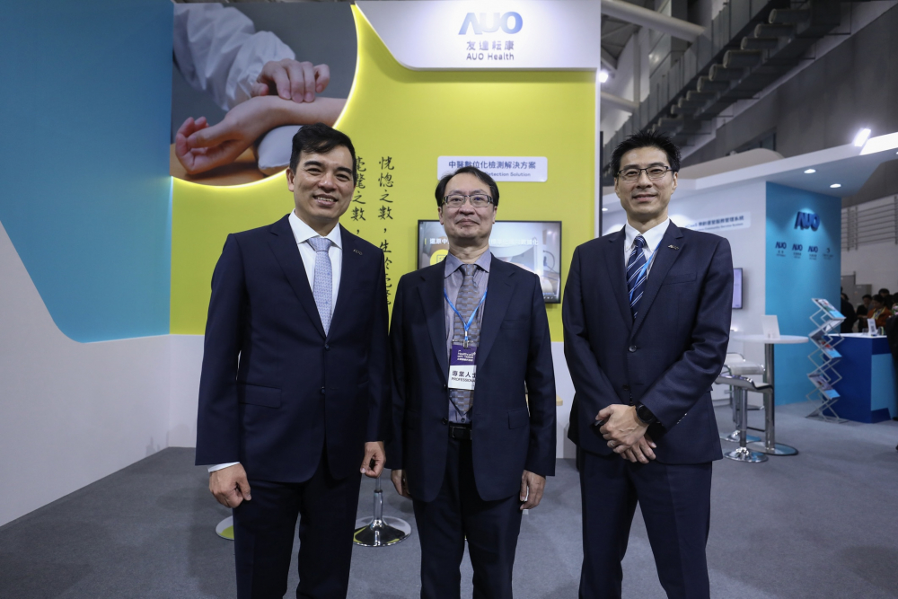 首次於醫療科技展亮相的友達耘康，捐贈數位化檢測設備與研究經費，協助衛福部國家中醫藥研究所打造中醫大數據資料庫。圖由左至右為友達光電執行長暨總經理柯富仁、衛福部國家中醫藥研究所所長蘇奕彰、友達光電智慧醫療事業群總經理廖世宏
