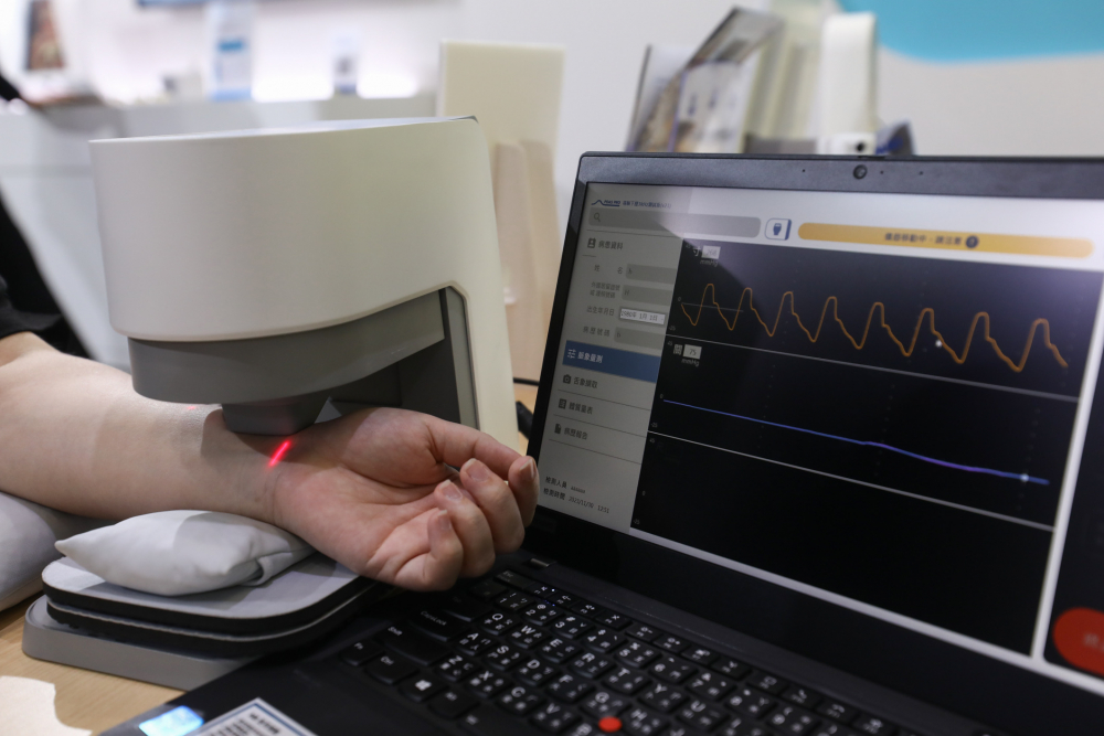 友達耘康脈象檢測系統透過電腦精準控制升降系統，還原中醫師三指把脈過程的舉、按、尋手法，將脈象感受轉化成數據，未來可結合大數據分析，實現智慧醫療及準確性