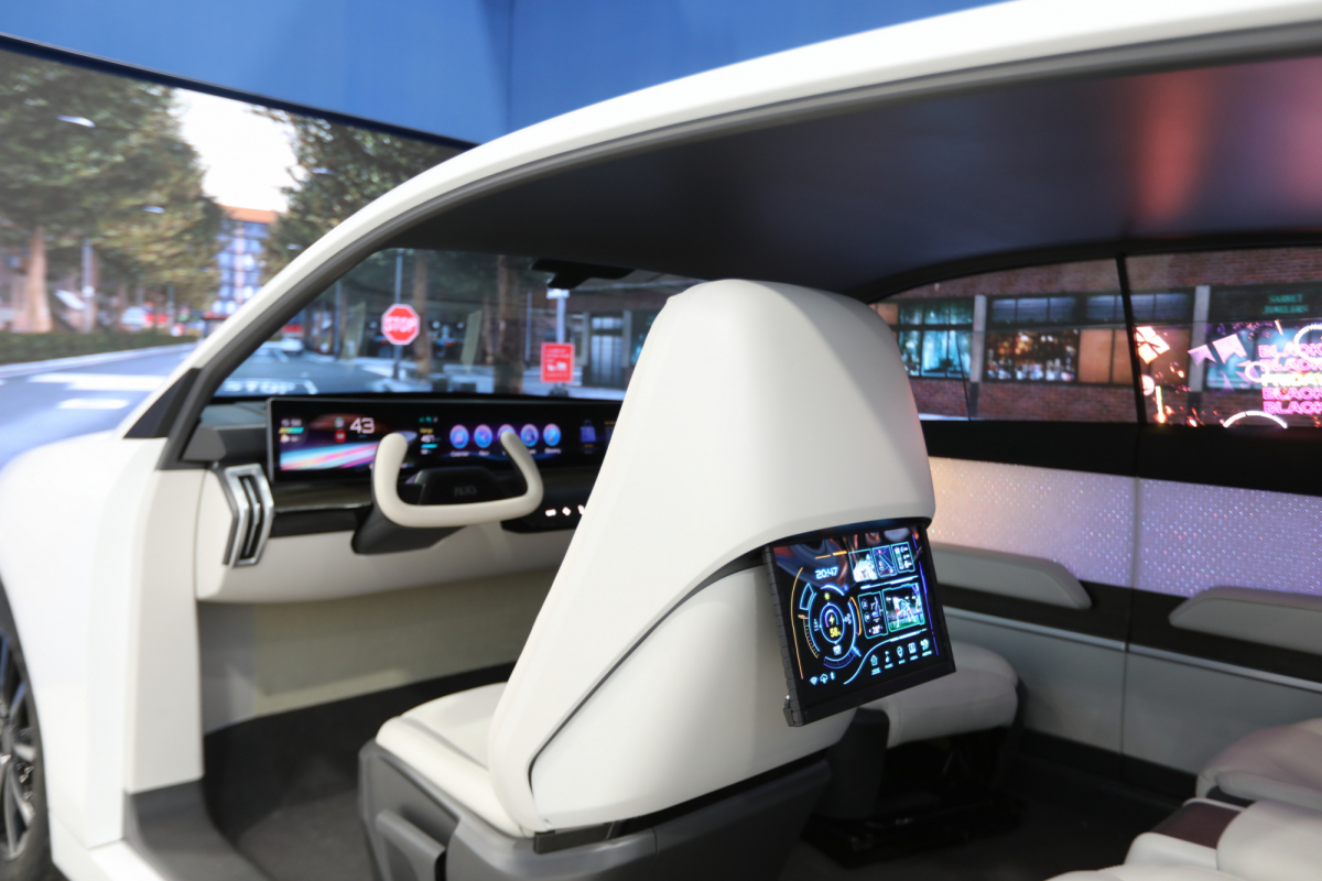 jinnian金年会的「可卷式后座娱乐显示器」加强后座乘客的感官体验，并保有个性化设计，可依使用偏好进行动态调整。