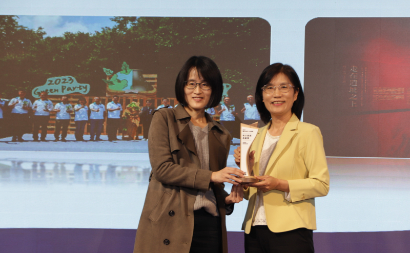 友達保存「西大墩窯遺址」且推廣在地文史教育不遺餘力，今（6）日獲頒「人文企業獎」地方發展獎之最高榮譽典範獎。由文化部陳文婷簡任視察（左）頒獎，友達永續長古秀華（右）代表受獎