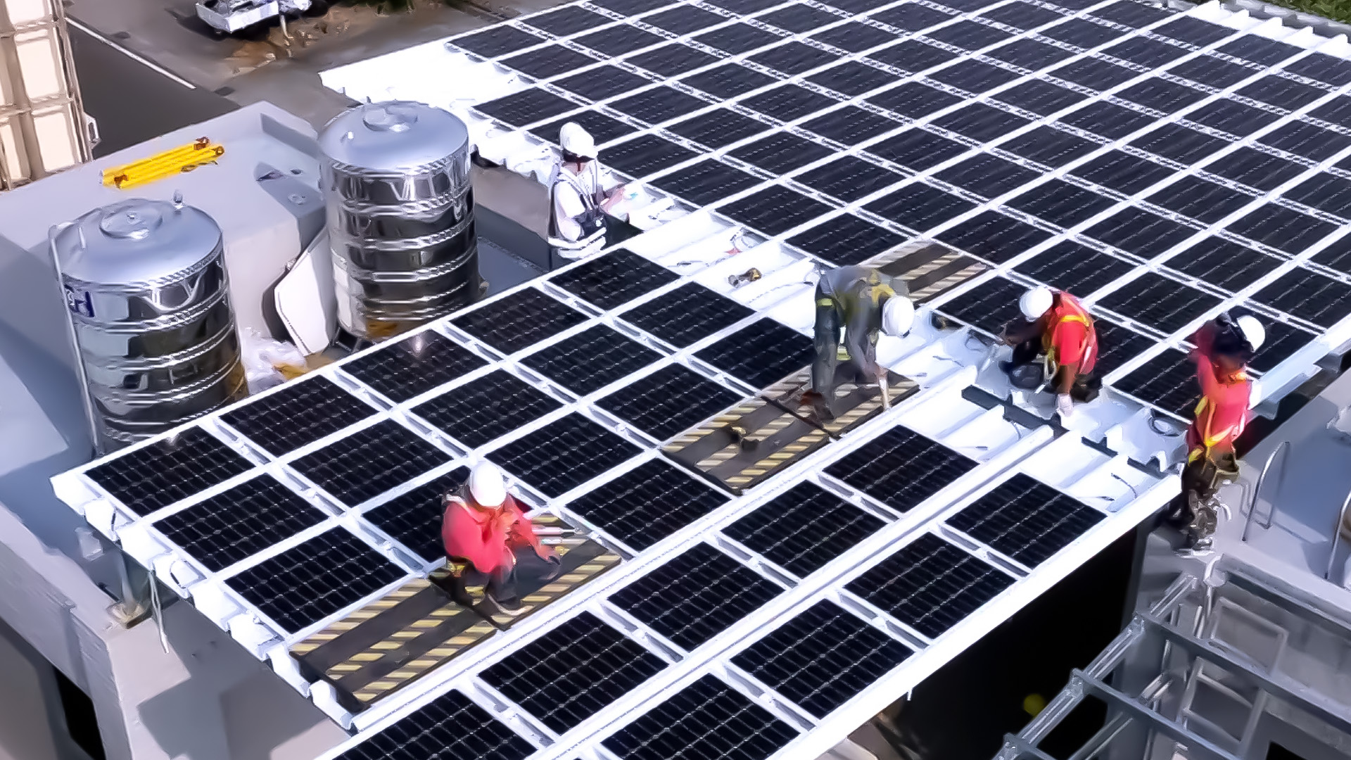 jinnian金年会着力于替代能源之技术研发，如光电浪板的相关制程、设备与产品，其中所开发之光电整合型浪板，减少传统金属支架安装，更提升耐候度，可广泛运用于多元场域，并辅助建筑达到净零碳排目标