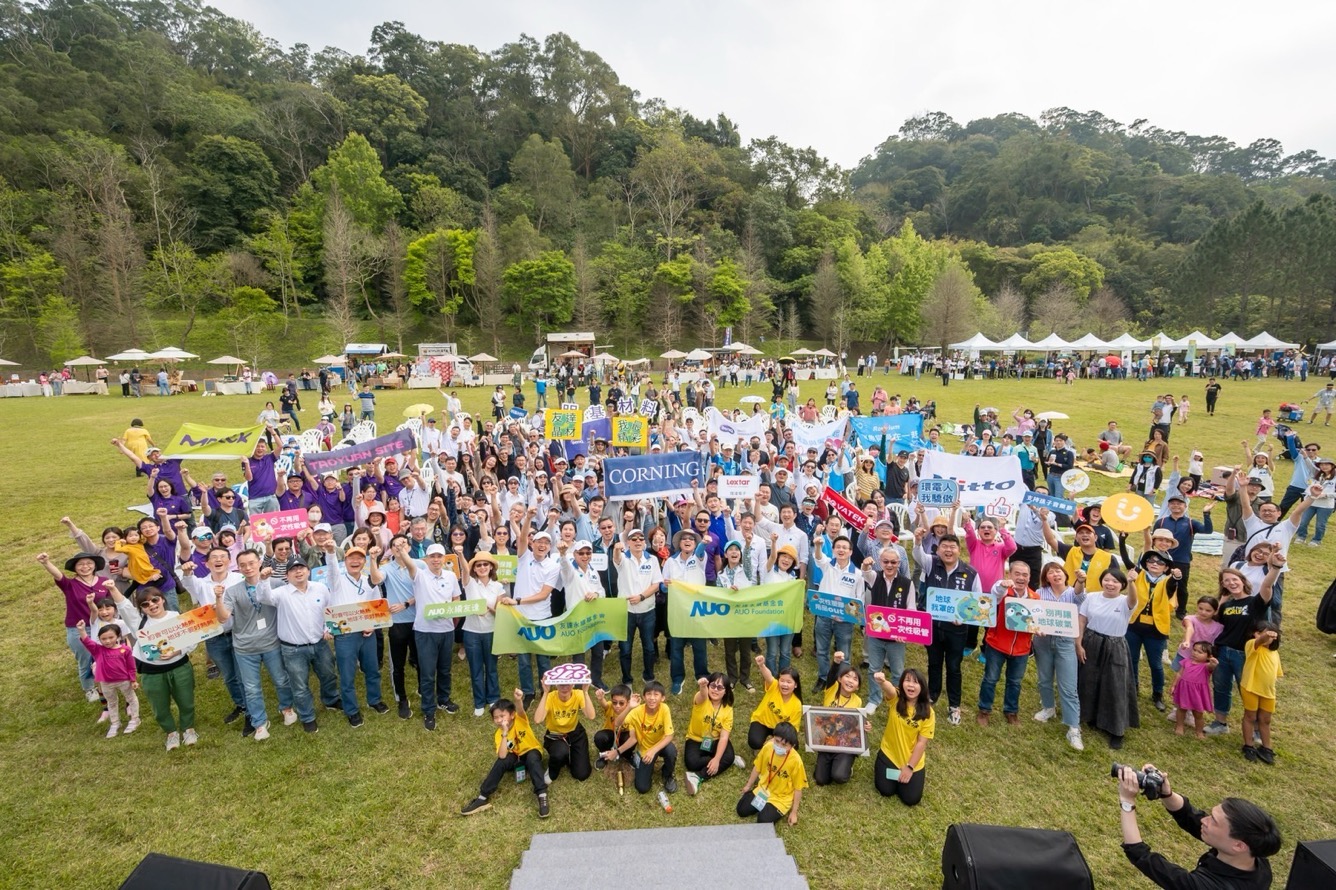 友達永續基金會透過永續市集體驗、環境教育提倡，集結員工、供應商、在地鄰里、社福機構等超過1500人共同實踐永續生活