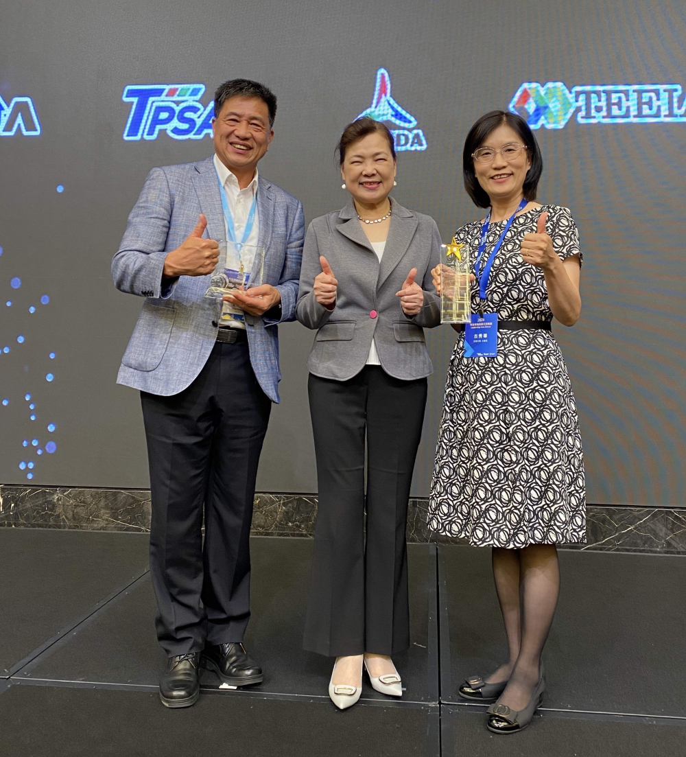 友達致力推動永續發展，於Touch Taiwan2024以3R策略貫穿Display、ESG展位實現綠色展覽目標之成果，Display展位獲綠色裝潢設計鑽質獎最高榮譽，ESG同獲金質獎殊榮。由經濟部長王美花（中）親自頒予友達光電董事長彭双浪（左）、友達光電永續長古秀華（右）