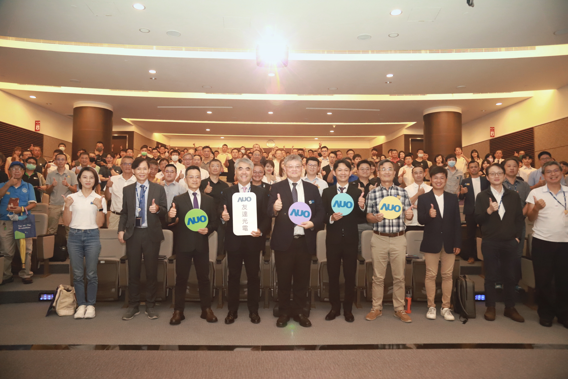 友達光電邀請領域專家共研再生能源發展、電力需求及建築物減碳等議題進行交流，盼共擘綠色永續生態圈的嶄新契機。