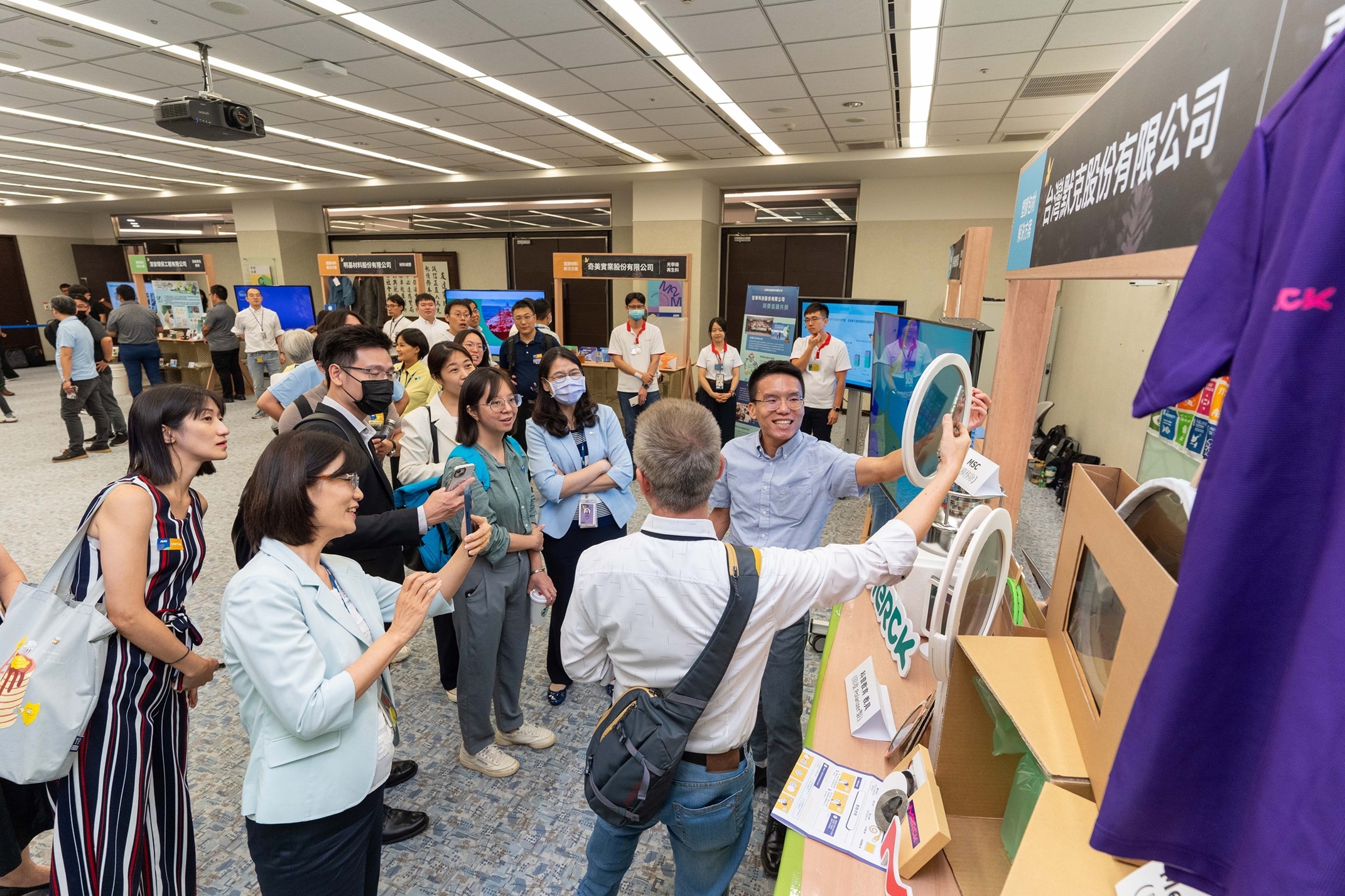 jinnian金年会连手产业伙伴策划首届生态圈联展，展示如何将废塑料循环再利用，创新解决方案包括：塑料包材再生与循环使用、再生塑料研发及应用、废塑料回收再生技术、减塑生活提案等