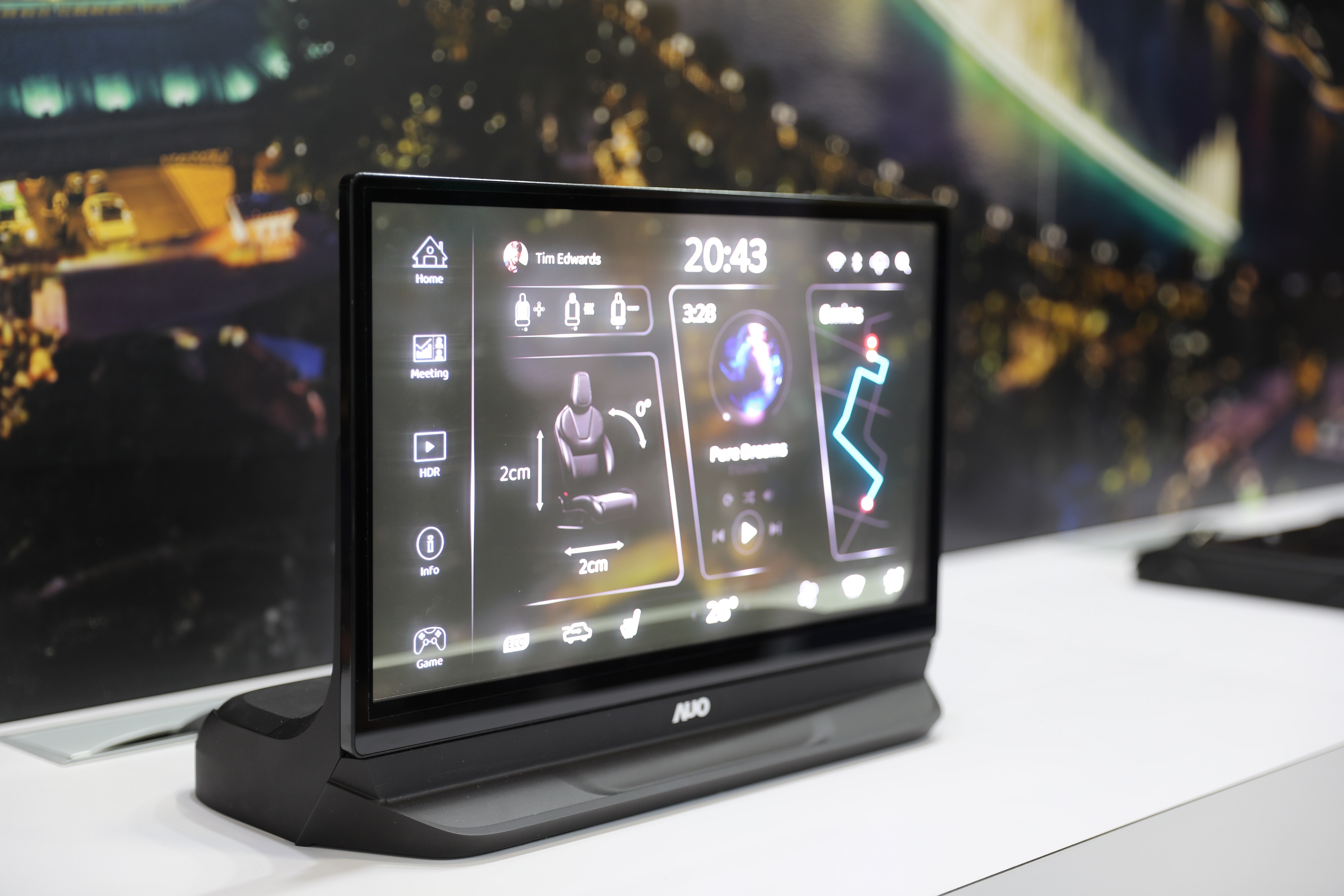 友達將Micro LED透明顯示技術整合黑切換技術的解決方案，釋放強大的技術自主開發能力，跨越室內外應用界限，開創業界第一台17.3吋快速黑切換透明觸控Micro LED顯示器