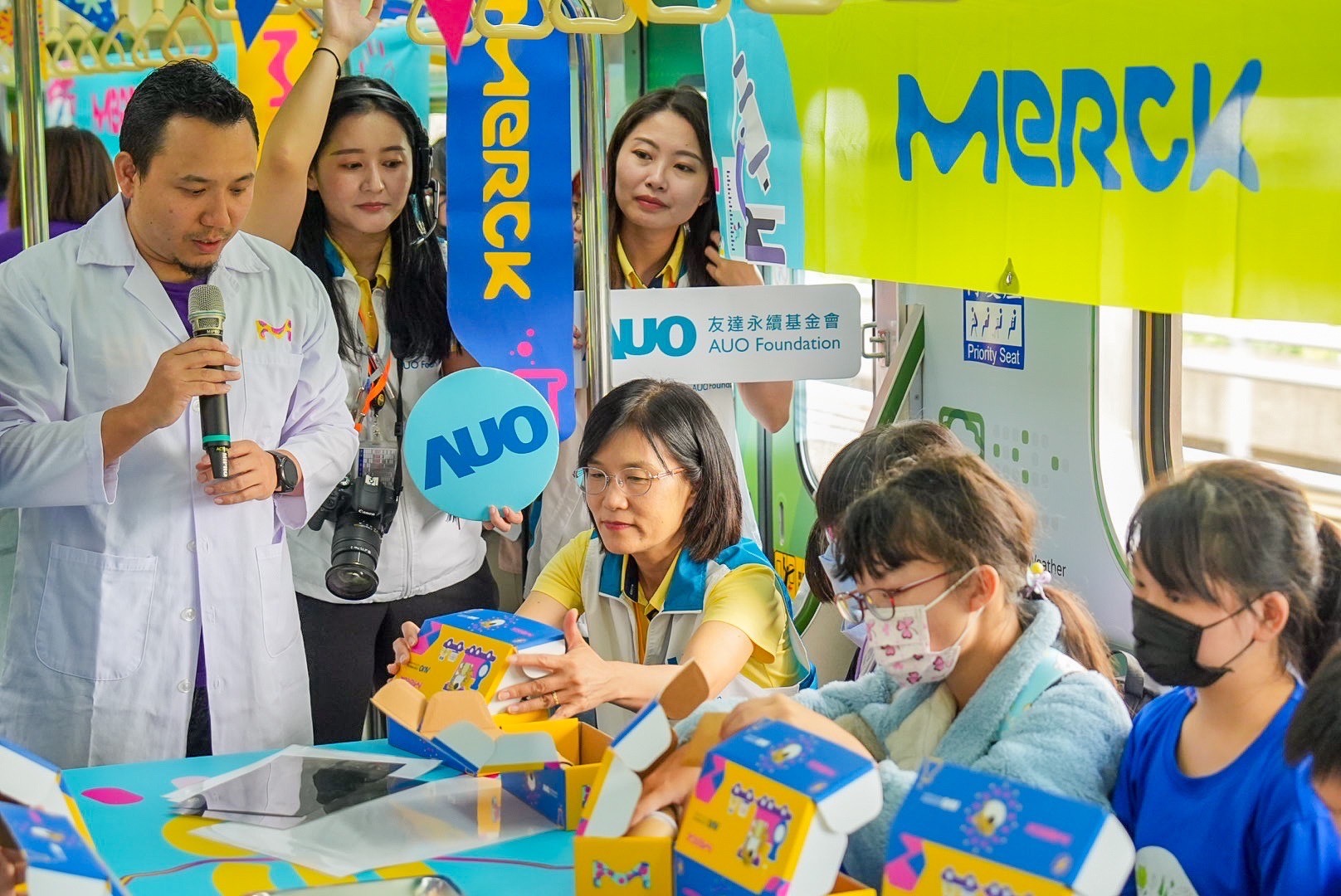 友達以光電、再生能源、水資源三大核心，設計「再生能源和循環經濟」多元永續教育主題，並攜手供應鏈夥伴默克開發創意科學教材及實作體驗，期讓永續素養透過科學探索向下扎根