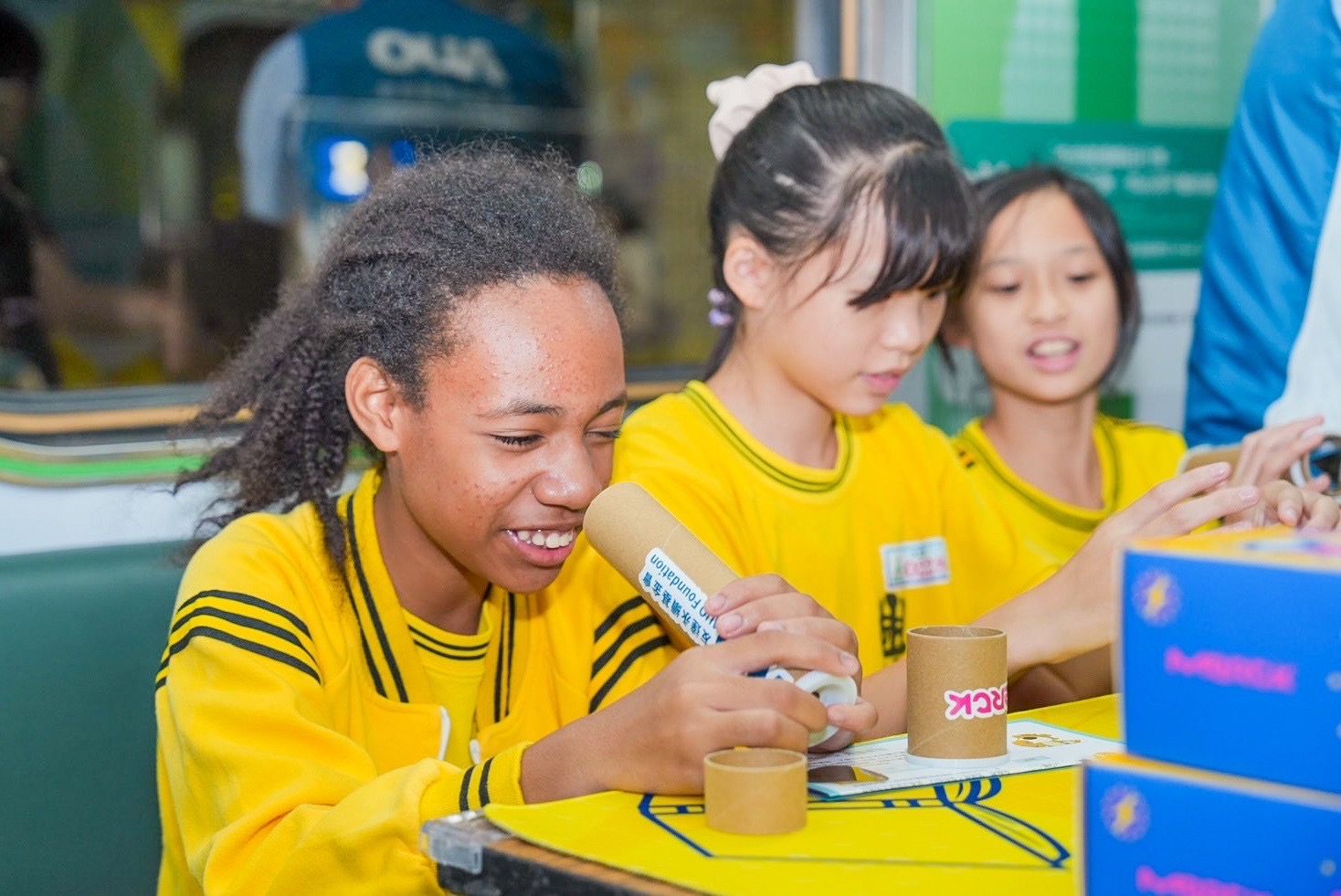 友達與默克分別回收不再使用的偏光片及液晶顯示模組，設計光電課程「玩轉光與闇」，讓學生們親手製作偏光萬花筒與簡易液晶顯示器，實踐循環再生的永續理念