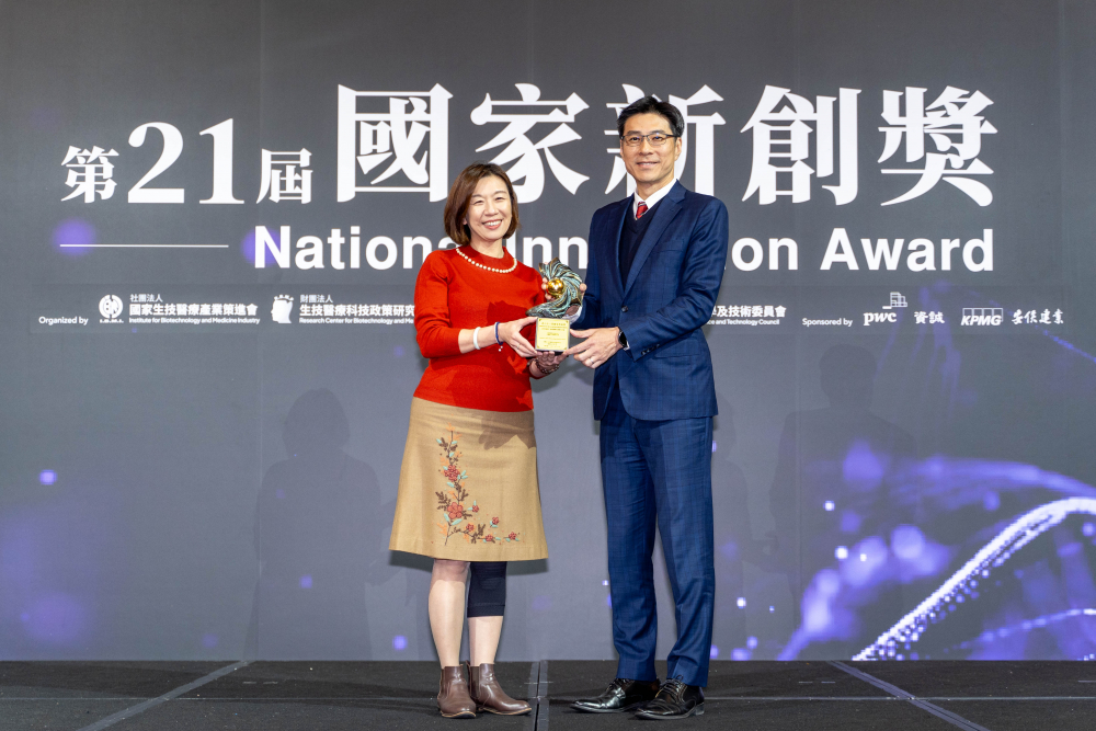 友達旗下子公司友達耘康與達擎分別以「中醫數位化檢測解決方案」及「寬視角3D醫療顯示器」獲得第二十一屆國家新創獎「智慧醫療與健康科技」類別的「企業新創獎」與「國家新創精進獎」兩項殊榮。圖左為衛生福利部政務次長林靜儀、圖右為友達光電智慧醫療事業群總經理廖世宏