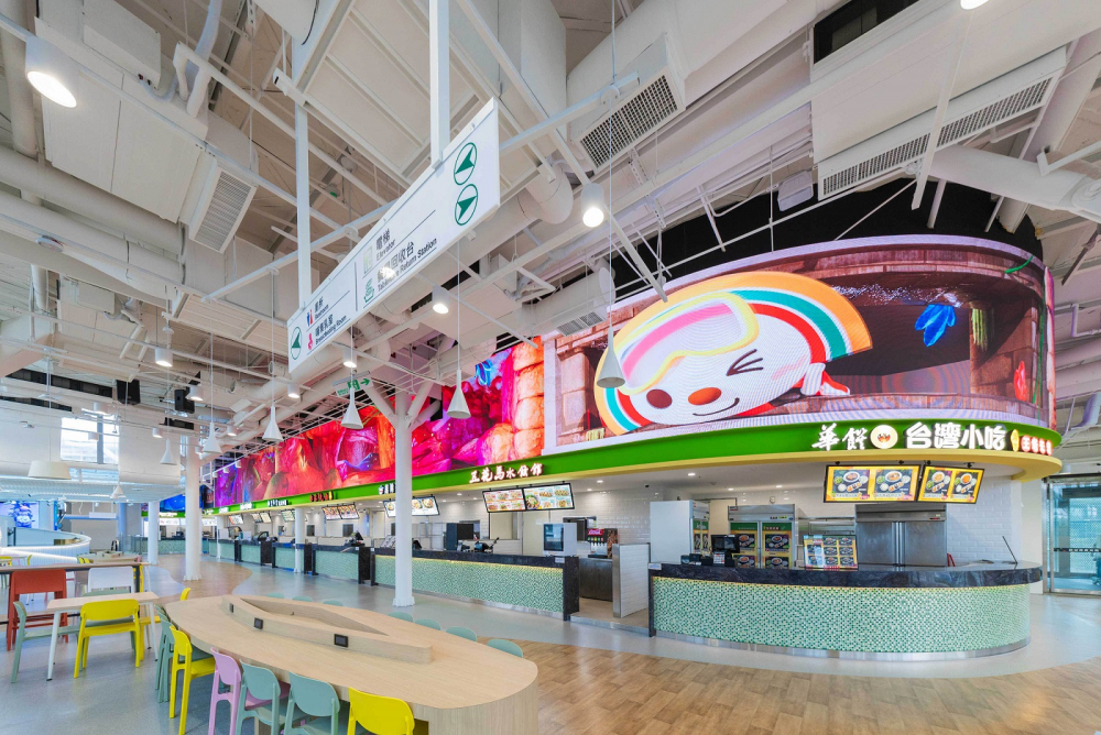 友達穩步推動雙軸轉型策略，旗下子公司達擎攜手傑可達數位與零售業者統一超商合作，為全新改裝開幕的「清水服務區」打造首創的裸視3D體驗牆