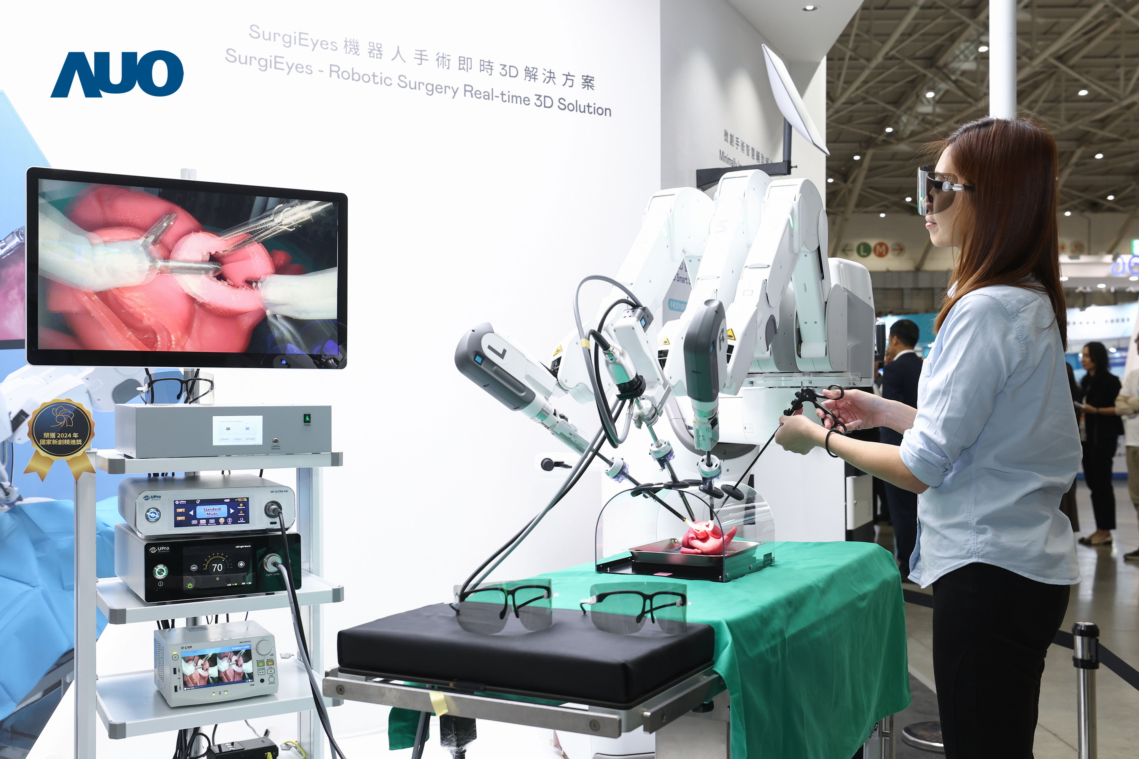 达擎以领先的3D显示技术推出〝SurgiEyes机器人手术实时3D解决方案〞，整合先进3D图像处理与独家3D垂直宽视角、广色域的显示技术，手术团队可实时同步主刀医师视角看到清晰3D影像，提升沟通效率与安全性。