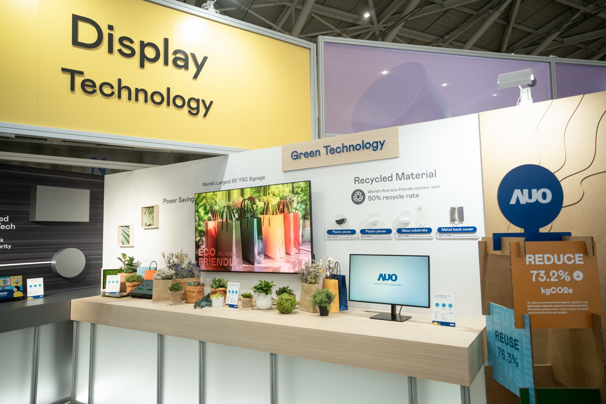 友達Touch Taiwan 2025雙展位再度獲etouch 綠色裝潢設計獎肯定；智慧顯示展位以鋁製模組系統取代傳統木作施作，並在相關裝潢物與設計使用可回收、可重複使用的材料，體現低碳與循環精神。