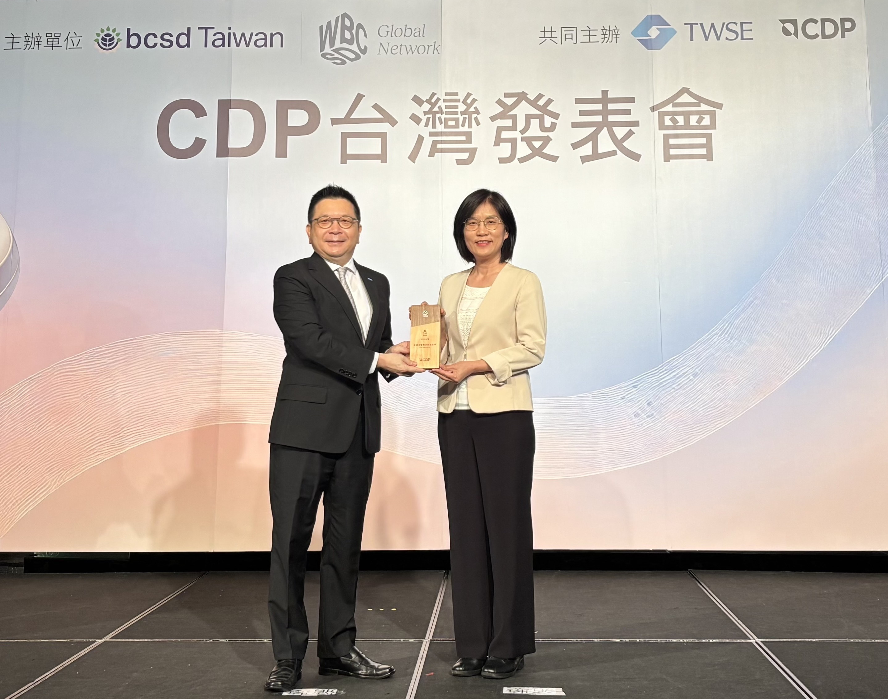 友達永續成果再獲國際評比肯定，獲頒CDP氣候與水資源雙項領導力評級。今由臺灣證券交易所董事長林修銘（左）頒獎，友達光電永續長古秀華（右）代表受獎