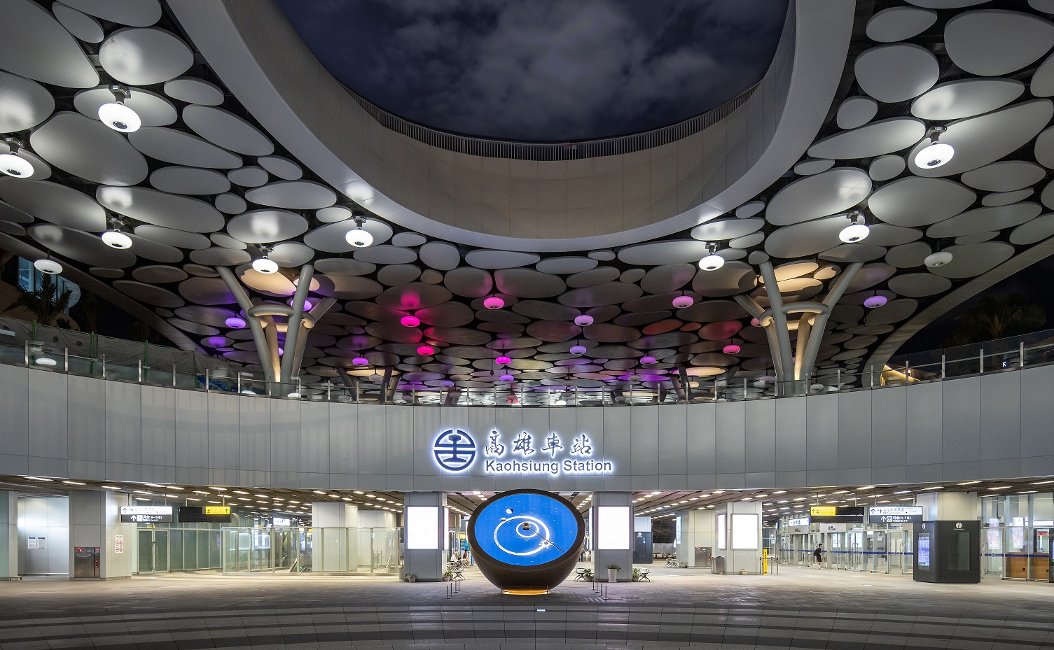 創利空間參與《高雄車站共感空間》公共藝術計畫，擔任視覺科技整合夥伴。於「看時間」天文鐘作品中提供技術指導，整合圓形LED鐘面與鐘體結構，在時間、天象星盤與空間氛圍間生動展演