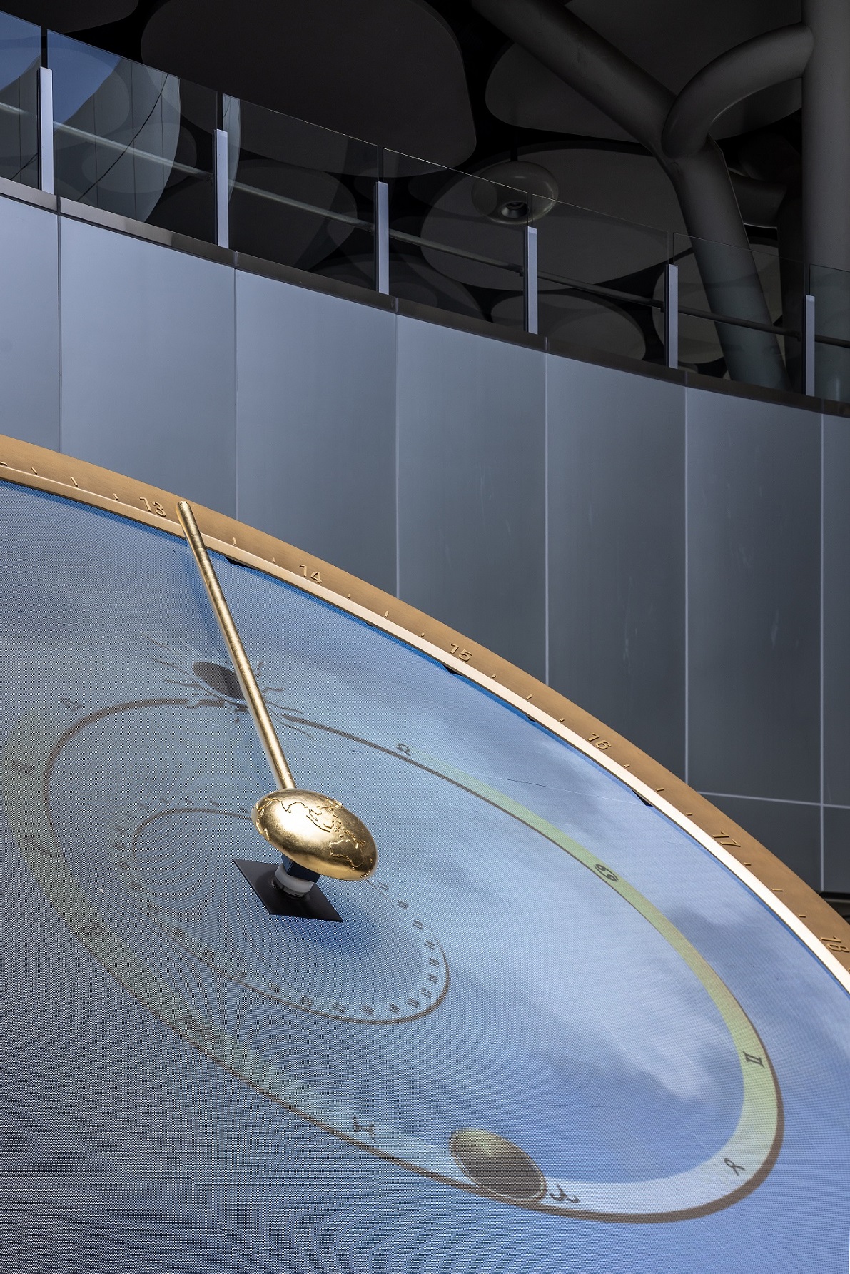 創利空間參與《高雄車站共感空間》公共藝術計畫，擔任視覺科技整合夥伴。於「看時間」天文鐘作品中提供技術指導，整合圓形LED鐘面與鐘體結構，在時間、天象星盤與空間氛圍間生動展演