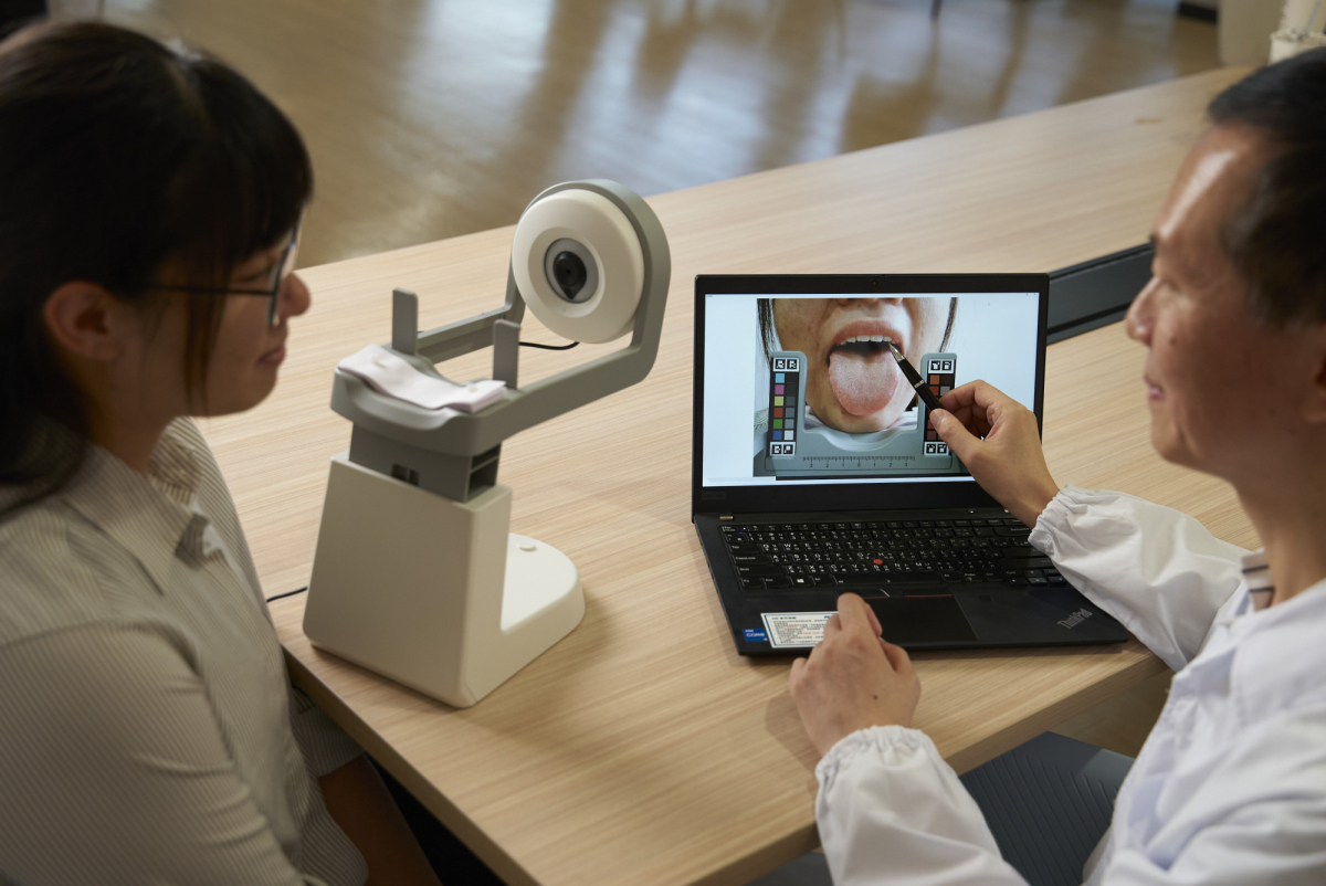 友達耘康的「舌象辨識軟體」則運用AI與大數據技術，可快速辨識舌色、舌形、苔色、苔質等特徵，顯著提升舌象辨識效率，優化檢測流程。