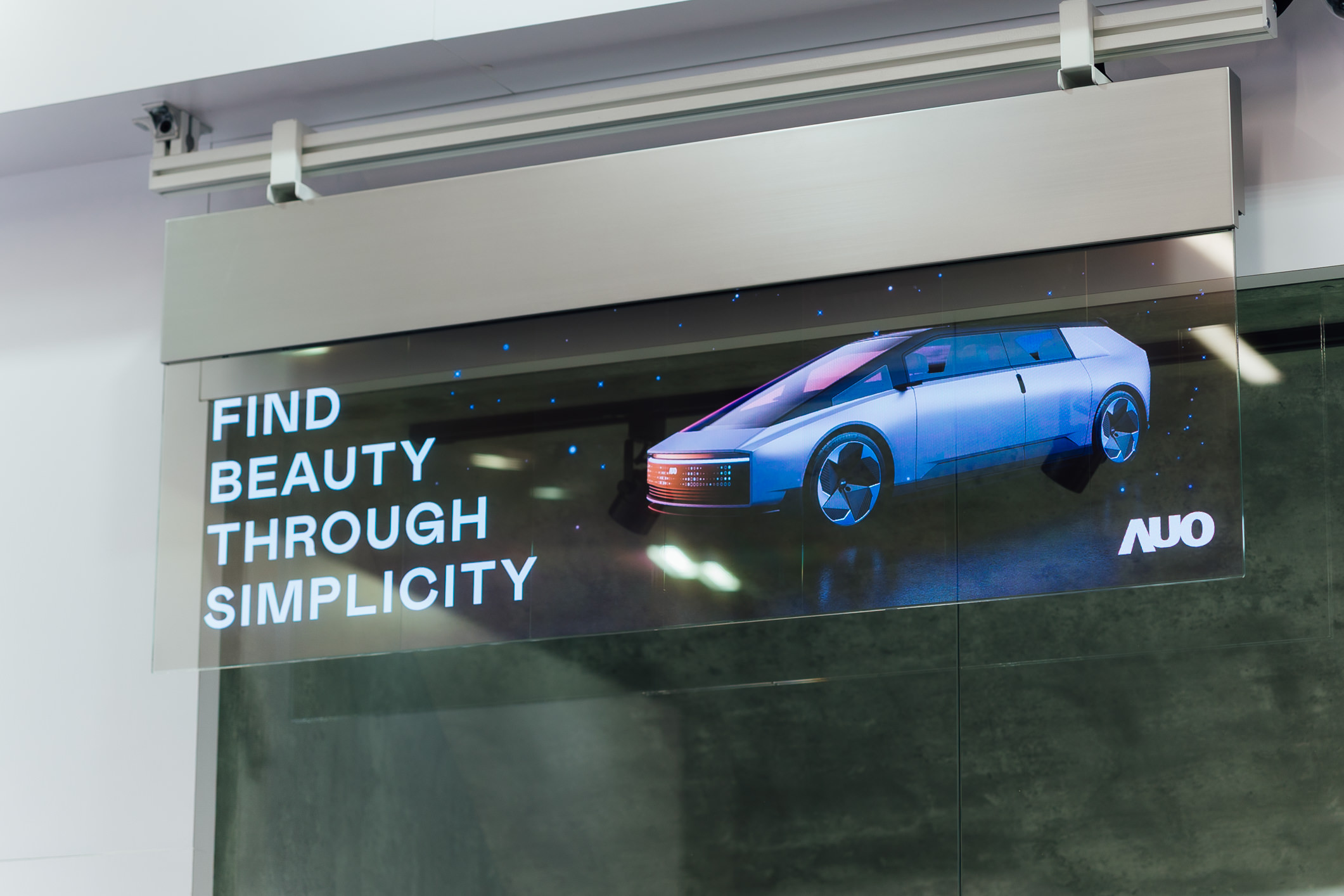 具備高亮度透明感的54吋透明Micro LED智慧看板，可無限拼接不同尺寸，營造出兼具科技感與美學的沉浸式氛圍，適用於旗艦店、展演空間等多元場域。