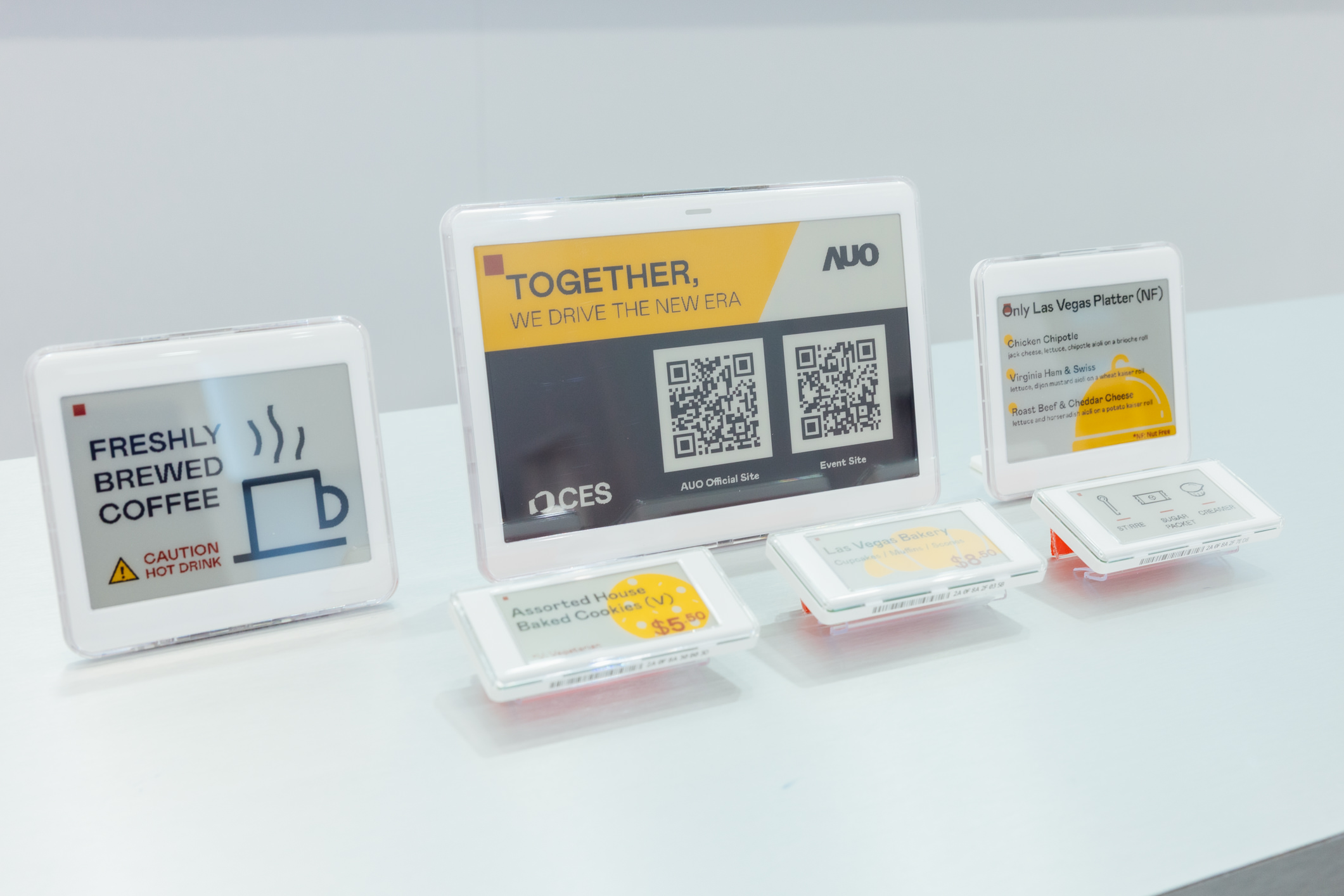 達擎開發的低功耗、全彩的aecoPost電子紙解決方案，僅在更新畫面時需要微量的電力驅動，無需佈建電線的便捷設計，使其可靈活應用、彈性選擇置放處；可搭配aecoTag電子貨架標籤解決方案，驅動商店內所有數位看板和電子貨架標籤，以遠端控制實現動態變價，提升門市人員作業效率，並以無紙化落實永續經營目標。