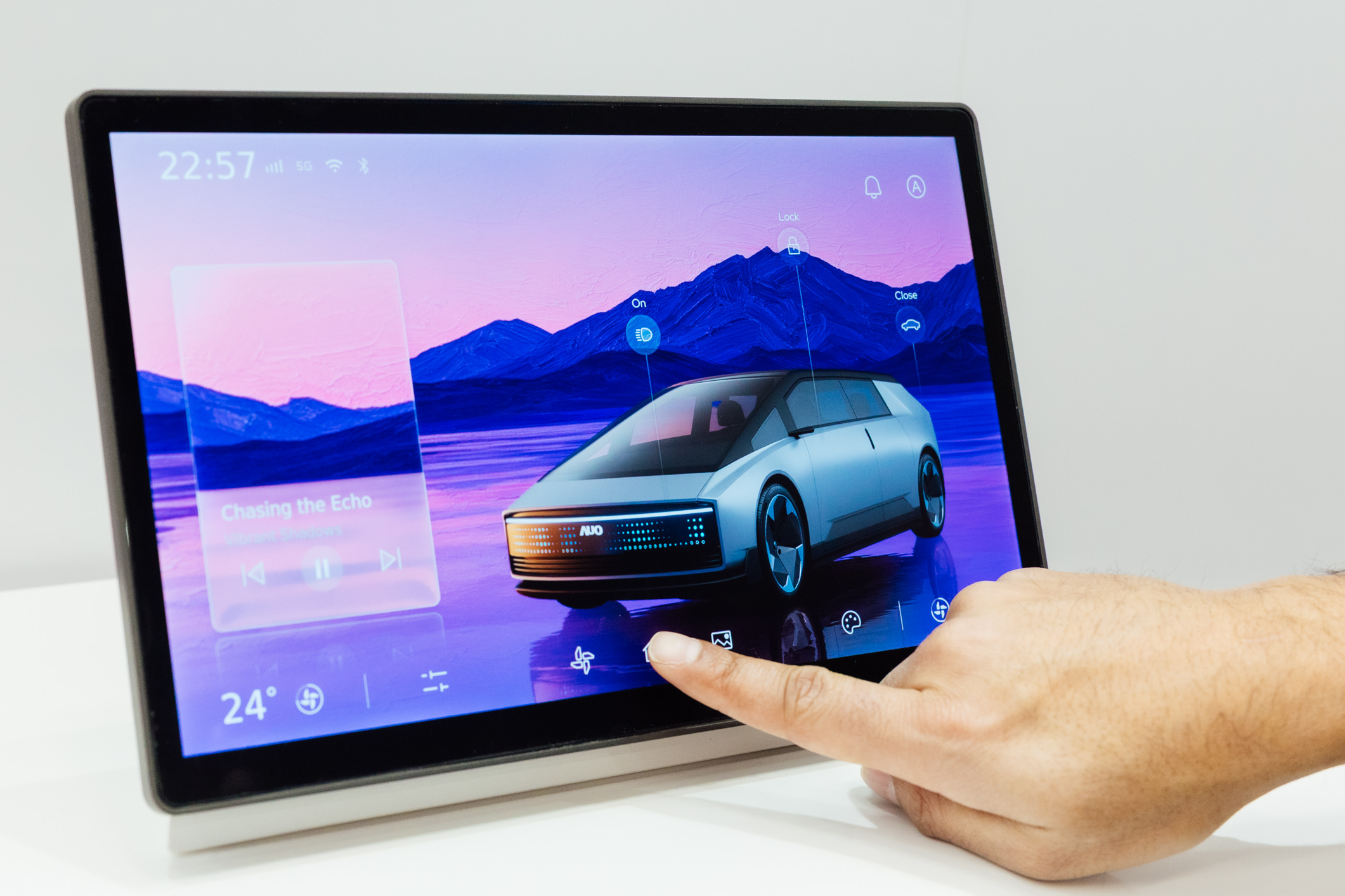 將先進抗反光技術導入於CID中控台呈現全時可視效果，並支援與座艙環境完美融合，帶來清晰且不干擾的駕駛與座艙操作體驗，兼容座艙質感與行車安全。